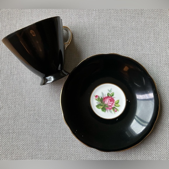 CLARENCE MADE IN ENGLAND BONE CHINA TEA CUP AND SAUCER 🌹 - Picture 2 of 5